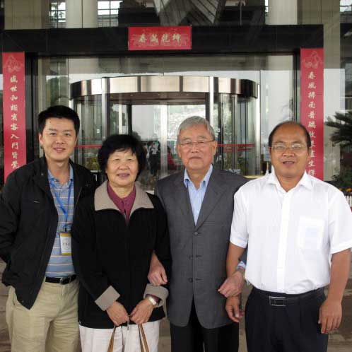 中國科學院副院長，全國人大常務委員會委員王佛松院士一家親切關懷企業(yè)情況